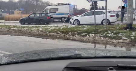 Zjeżdżając z ronda nie spojrzał na sygnalizator. BMW zderzyło się z renaultem przy zamku