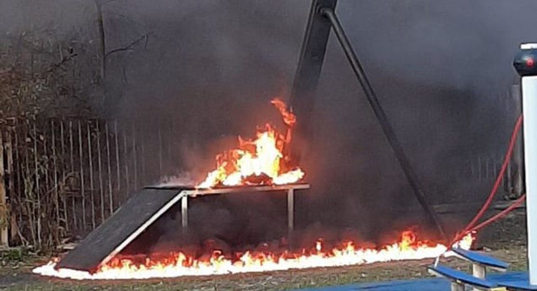 W Czeladzi spłonął element wyposażenia placu zabaw.