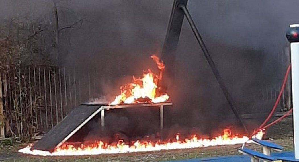 W Czeladzi spłonął element wyposażenia placu zabaw.