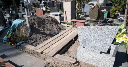 W trakcie prac na cmentarzu wpadł do grobu. Mężczyzna trafił do szpitala