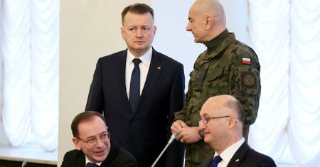 Irytacja sztabu PiS. Dymisje generałów uderzają w kampanię władzy