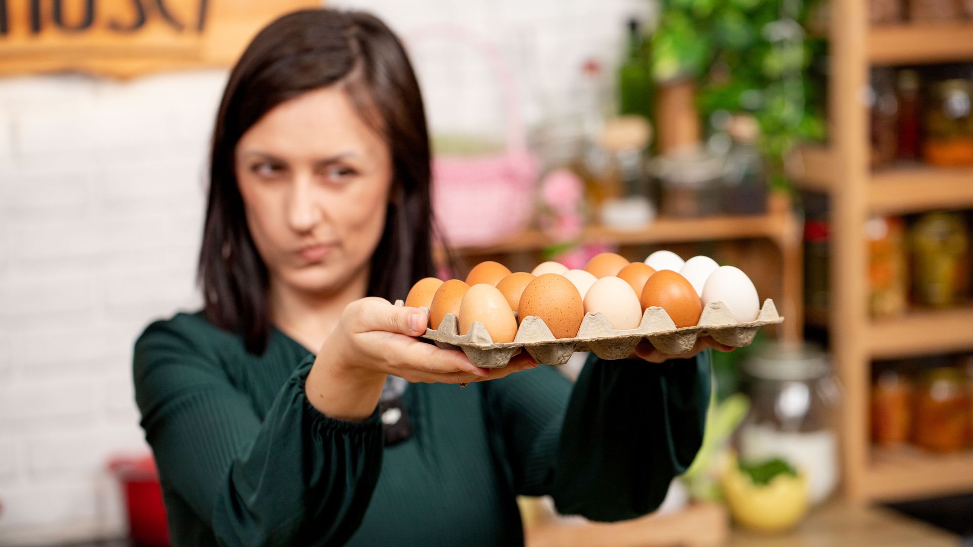 Wielki test jajek przed Wielkanocą. Jajka wiejskie od taty Staszka kontra te sklepowe