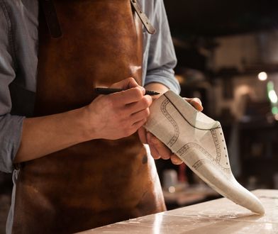 Chcą pomóc szewcowi z Torunia. Zbierają buty do naprawy