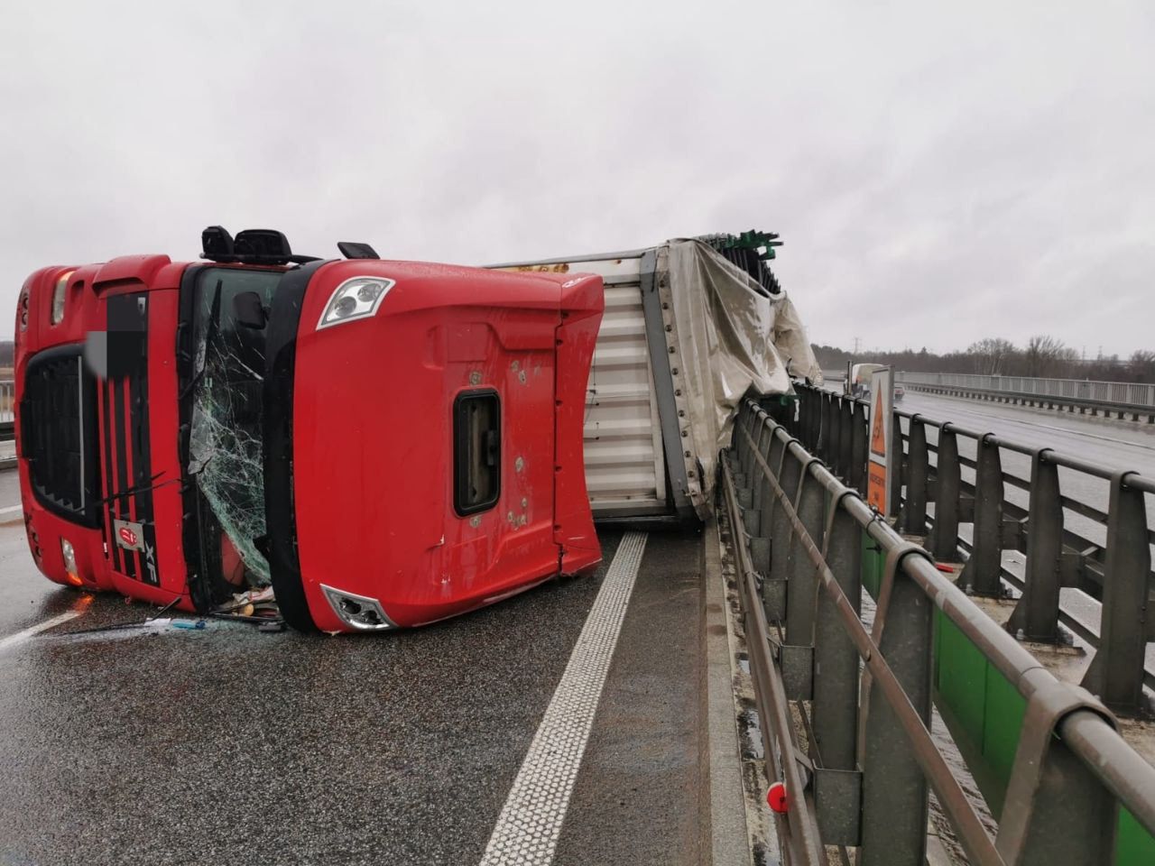 Burza śnieżna w Warszawie. Wiatr przewracał TIR-y