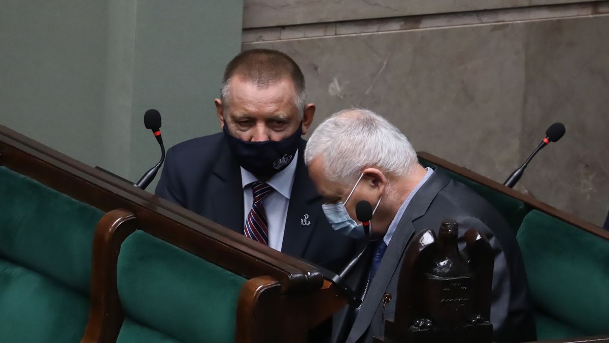 Marian Banaś i Adam Glapiński w trakcie posiedzenia Sejmu dotyczącego budżetu 