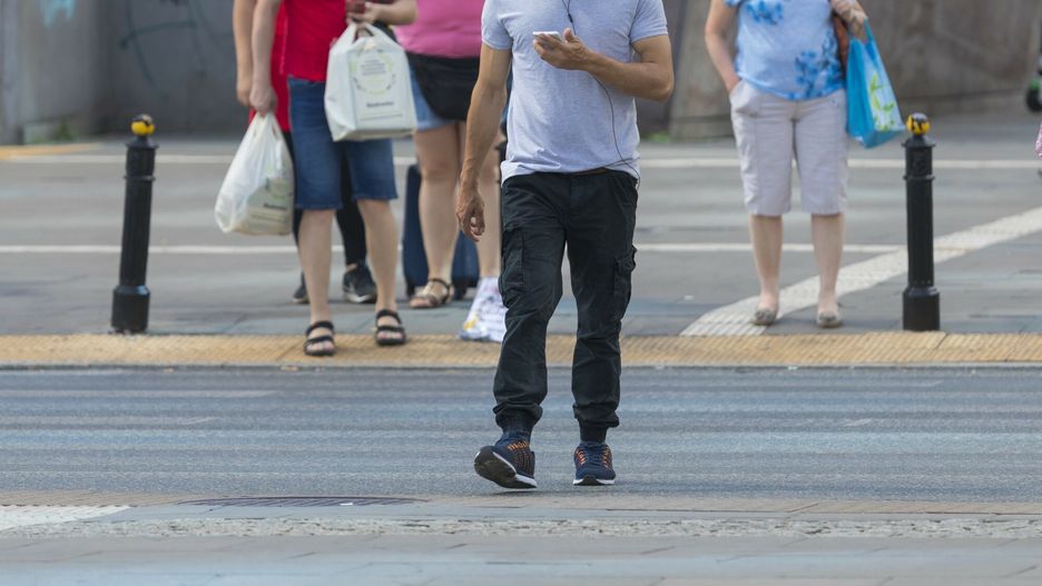 Stock Arkadiusz Zi�?ek
fot: Arkadiusz Ziolek/ East News. Warszawa. 11.08.2019.  n/z Rozmowa na ulicy przez telefon komorkowy.
ARKADIUSZ ZIOLEK
