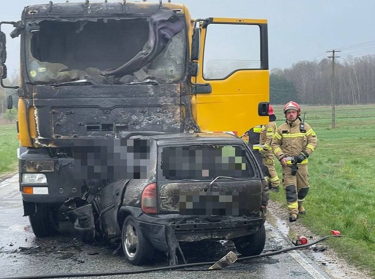 Opel stanął w ogniu po zderzeniu z ciężarówką. W pojeździe znaleziono zwłoki 
