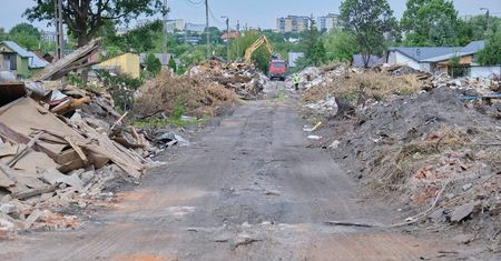 Niedawno były zamieszkałe, dziś nie ma po nich śladu. Z budynków został tylko gruz. Niebawem ruszy budowa drogi