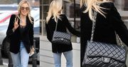 Sablewska pozuje ze znakiem pokoju i torebką Chanel