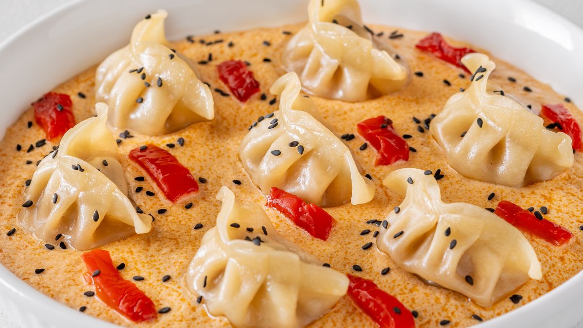 Azjatyckie pierożki zanurzone w aromatycznym sosie