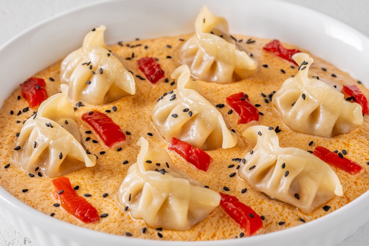 Azjatyckie pierożki zanurzone w aromatycznym sosie. Jeszcze lepsze niż z osiedlowego chińczyka