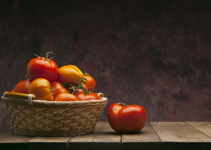 Picie soku pomidorowego ma szereg korzyści dla zdrowia i urody