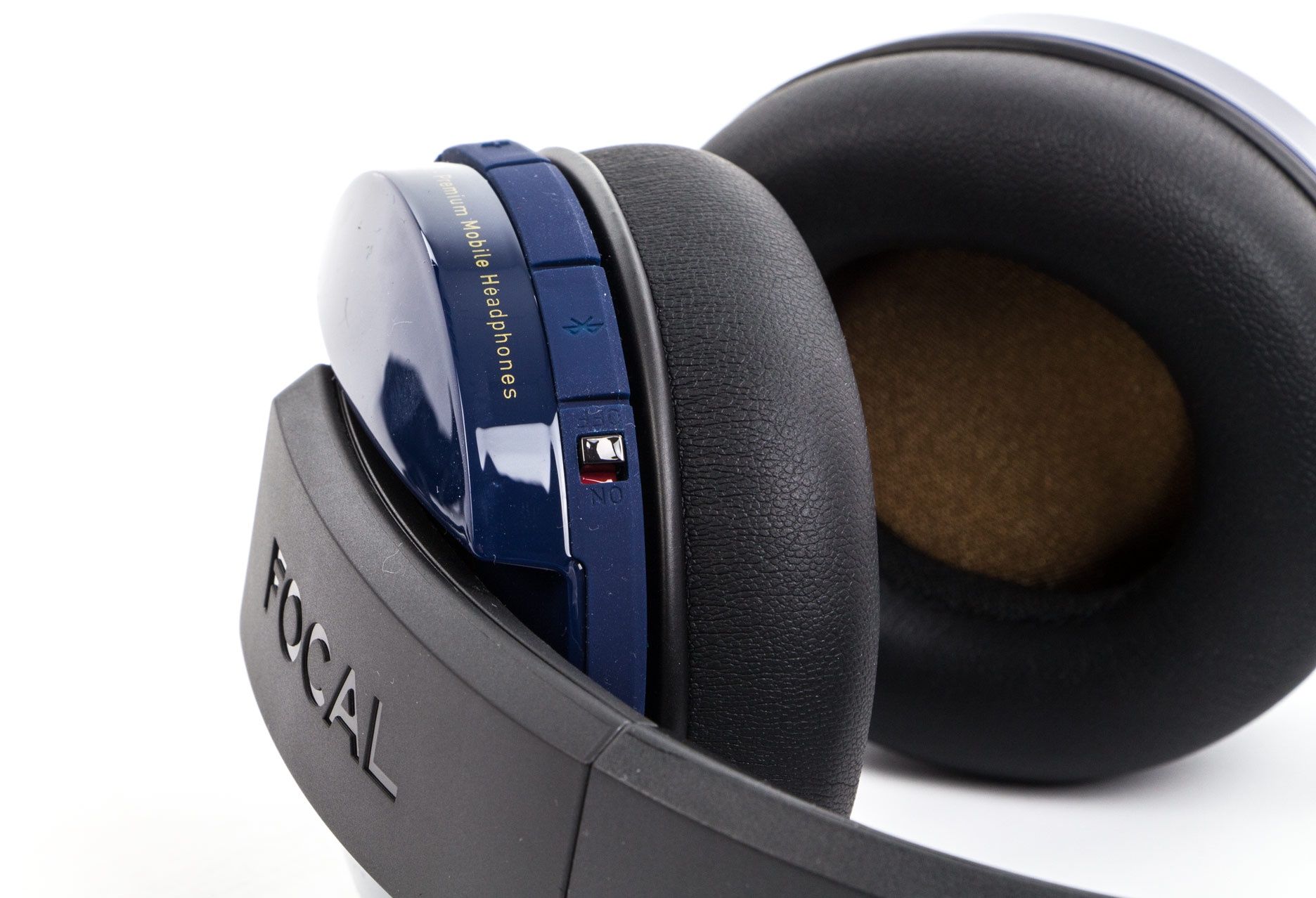 Assassin’s Creed Origins: Listen Wireless - przycisk parowania Bluetooth