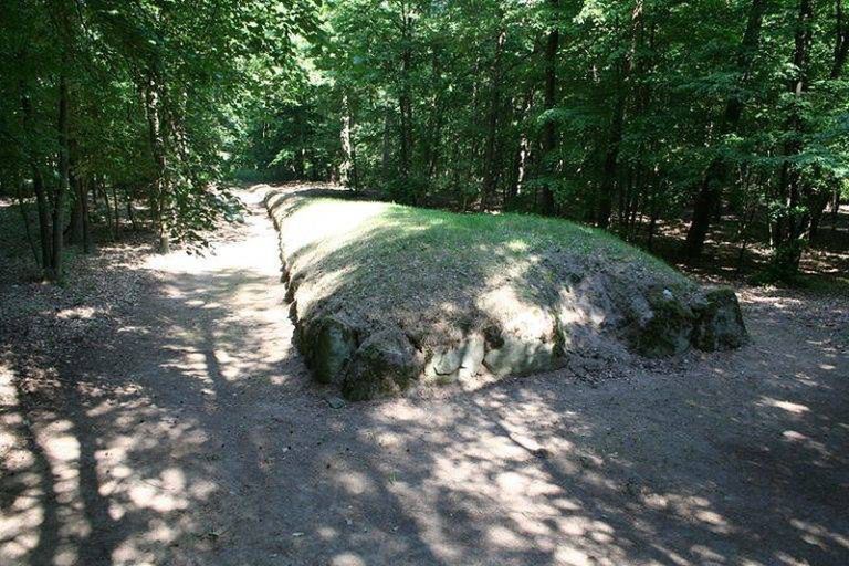 Grobowce nazywano grobami olbrzymów.