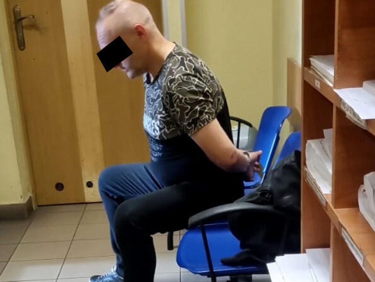 Bydgoszcz. Dobijał się do mieszkania kobiety z dzieckiem. Policjanci znaleźli przy nim narkotyki