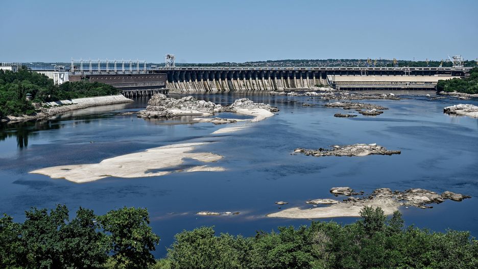 Zanikający zbiornik po zniszczeniach w Nowej Kachowce