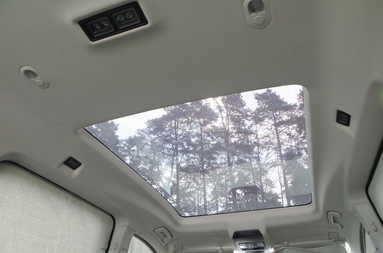 Panoramiczne okno dachowe to zbędny dodatek, który jedyne co daje to nagrzewanie wnętrza latem.