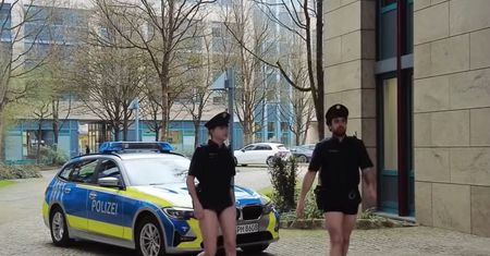 Niemieccy policjanci protestują bez spodni. Mają ku temu ważny powód