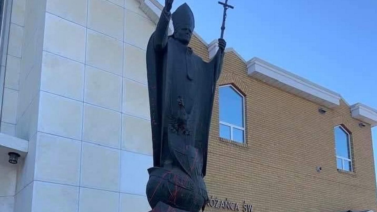 Pomnik papieża został zdewastowany