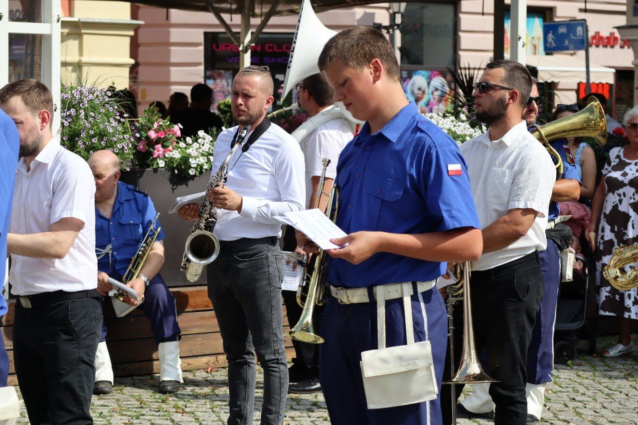 Awanse, wyróżnienia i trzy ważne rocznice - obchody Święta Policji na rynku w Lesznie