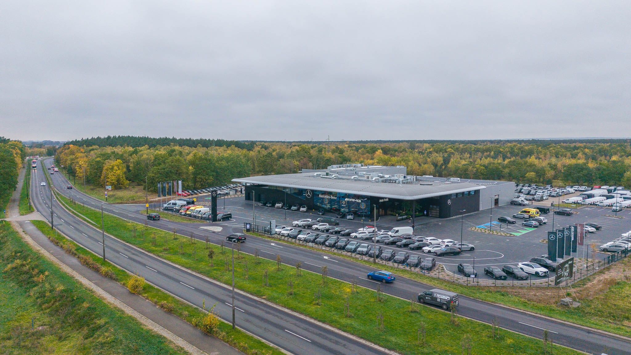 Firma Auto Frelik otworzyła nowy salon i serwis Mercedes-Benz przy Szosie Bydgoskiej 104 w Toruniu. Kompleks o powierzchni około 6 tys. m kw. powstał w Strefie Inwestycyjnej Toruń-Zachód
