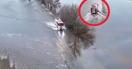 Pogarsza się sytuacja na Bugu. Strażacy opublikowali nagranie z "wesołym autobusem"