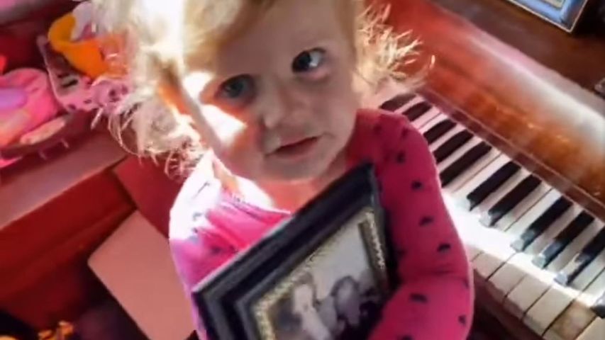 Dwuletnia dziewczynka widząc zdjęcie swojej prababci mówi coś, co przyprawia o dreszcze