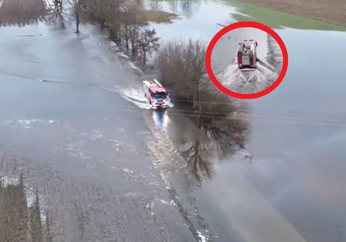 Przez zalane drogi dzieci nie mogły dojechać do szkoły. Pomógł "wesoły autobus"