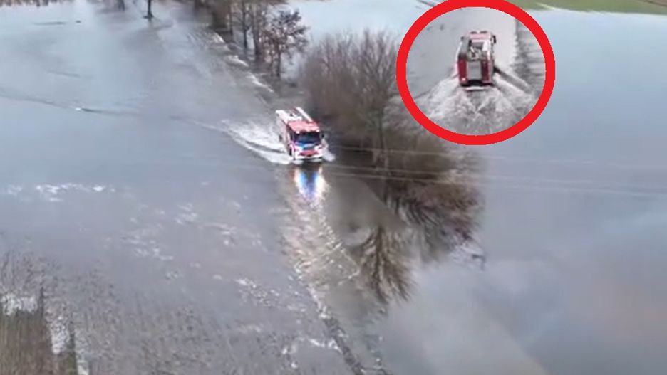 Przez zalane drogi dzieci nie mogły dojechać do szkoły. Pomógł "wesoły autobus"