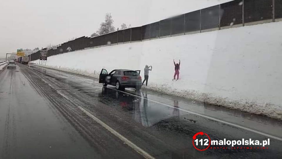 Para zatrzymała się na autostradzie, żeby zrobić zdjęcia w śniegu
