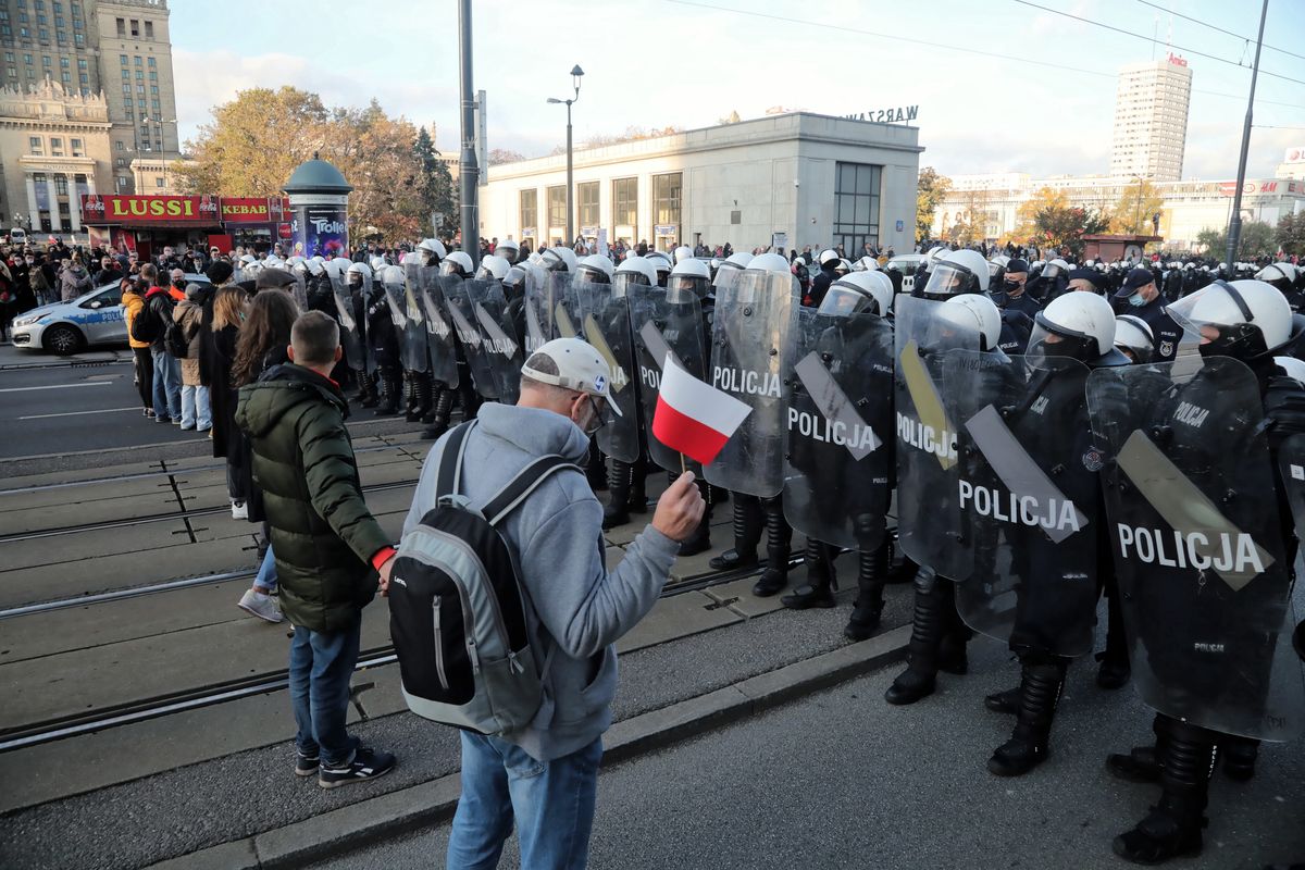 Koronawirus w Warszawie. Protest antycovidowców w stolicy