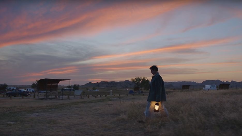 Frances McDormand, laureatka dwóch Oscarów, w kadrze z filmu "Nomadland"