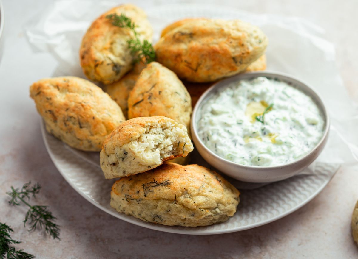 Zrób rybne kotleciki z dorsza i podaj do nich polskie tzatziki