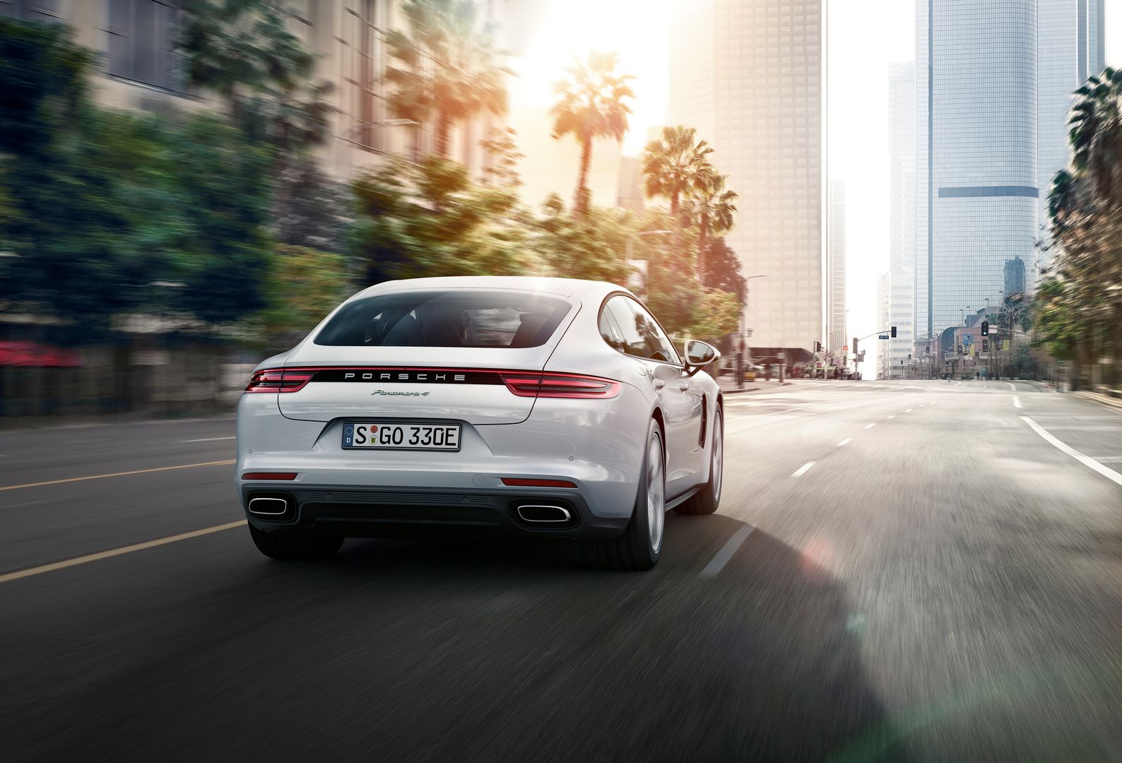 Podczas jazdy, poza znanymi z innych modeli programami Sport i Sport Plus, hybrydowa Panamera oferuje dodatkowo programy: E-Power, Hybrid Auto, E-Hold oraz E-Charge. Samochód rusza zawsze w trybie wyłącznie elektrycznym E-Power, a gdy wciskamy pedał gazu w podłogę, uwalniana jest moc do 462 KM i moment obrotowy 700 Nm. Samochód rozpędza się do 100 km/h w czasie 4,6 s. Prędkość maksymalna to 278 km/h. Zużycie paliwa w europejskim cyklu jazdy przewidzianym dla hybryd plug-in wynosi 2,5 l/100 km. Zasięg wyłącznie na energii elektrycznej to 50 km.