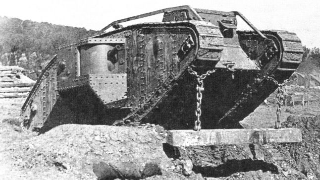Czołg Mark IV z doczepioną do gąsienic belką