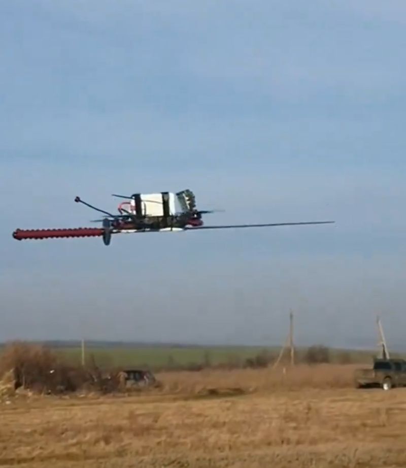 Ukraiński dron FPV z doczepioną kataną podczas lotu.