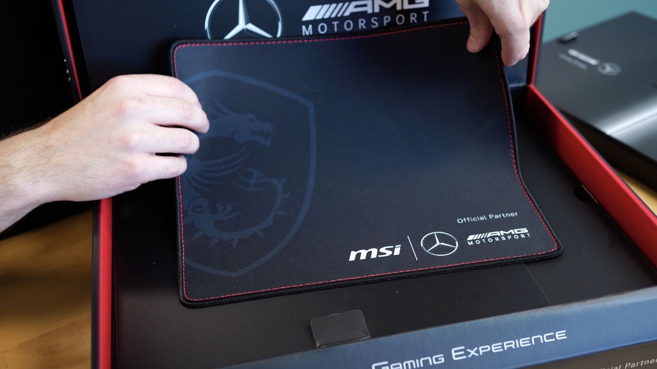 MSI Stealth 16 Mercedes-AMG - podkładka w zestawie