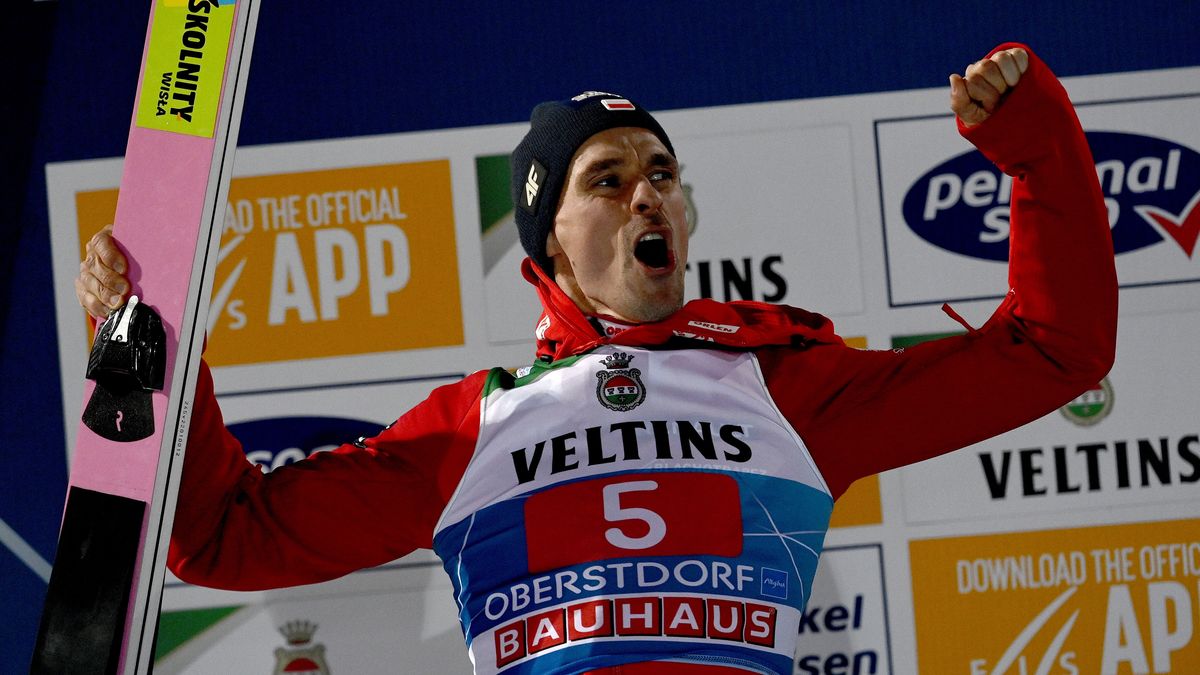 Piotr Zyla of Poland celebrates on the podium after placing second in the first stage of the 71st Four Hills Ski Jumping Tournament in Oberstdorf, Germany, 29 December 2022. EPA/Anna Szilagyi Dostawca: PAP/EPA.