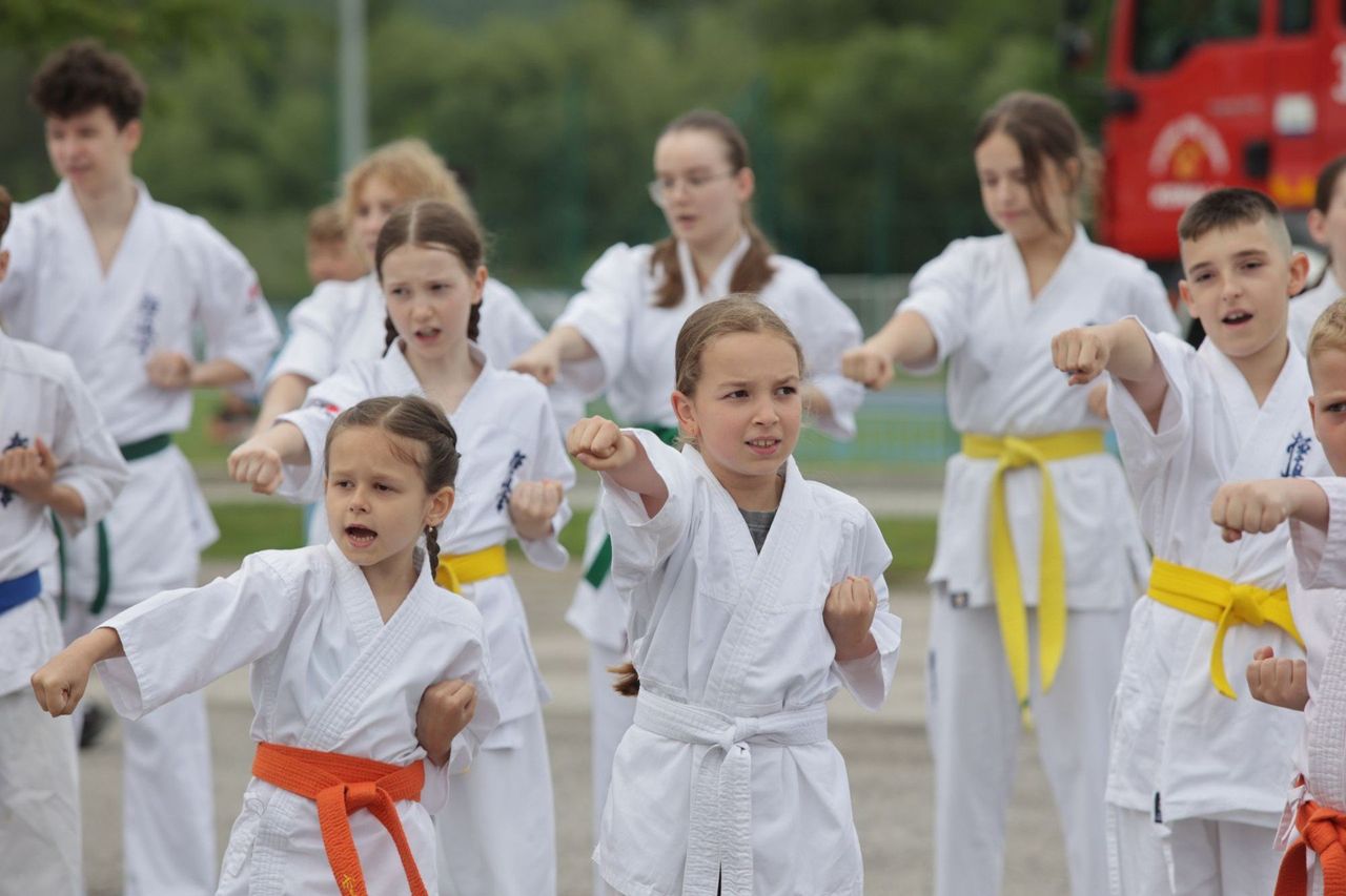 Dzień Dziecka 2025 w Nowinach. Strefa zabaw, animacje, gry, konkursy, występy artystyczne i pokazy sportowe. Zobacz zdjęcia