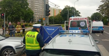 Tragiczny wypadek w Pabianicach. Sygnalizator przewrócił się na pieszego