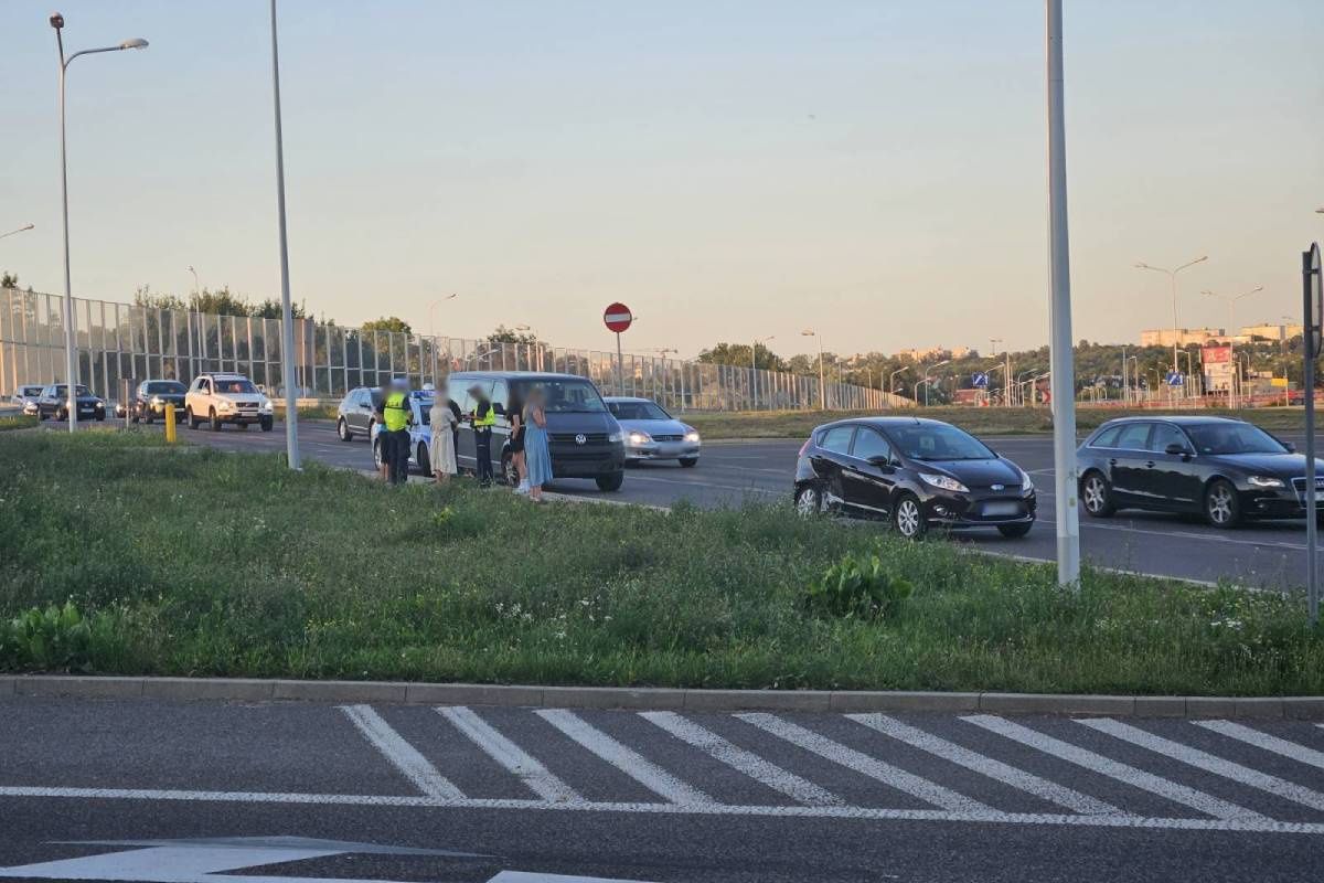 Zderzenie forda z volkswagenem na rondzie 100-lecia KUL z pniakiem