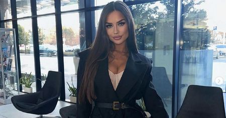 Piękna ring girl na wakacjach. Pokazuje swoją wysportowaną figurę