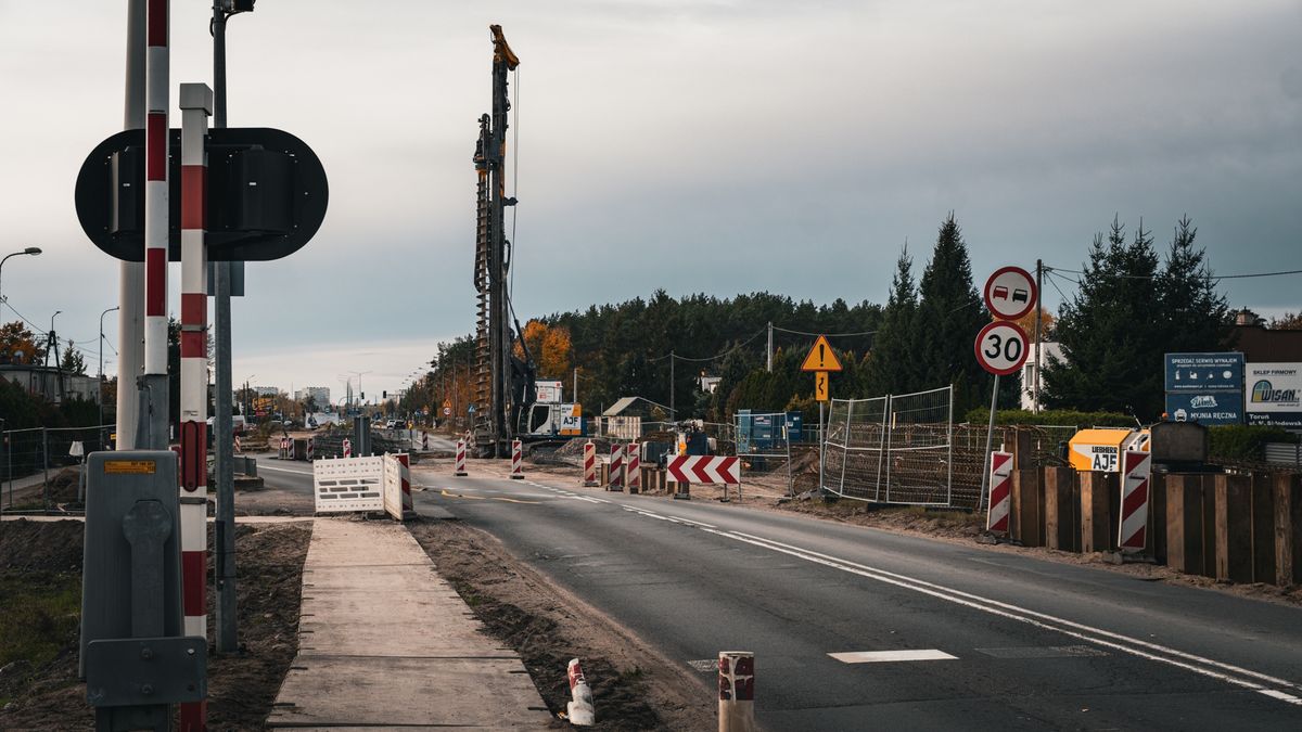 Na ul. Olsztyńskiej w Toruniu trwają prace przy budowie estakady nad torami kolejowymi. 