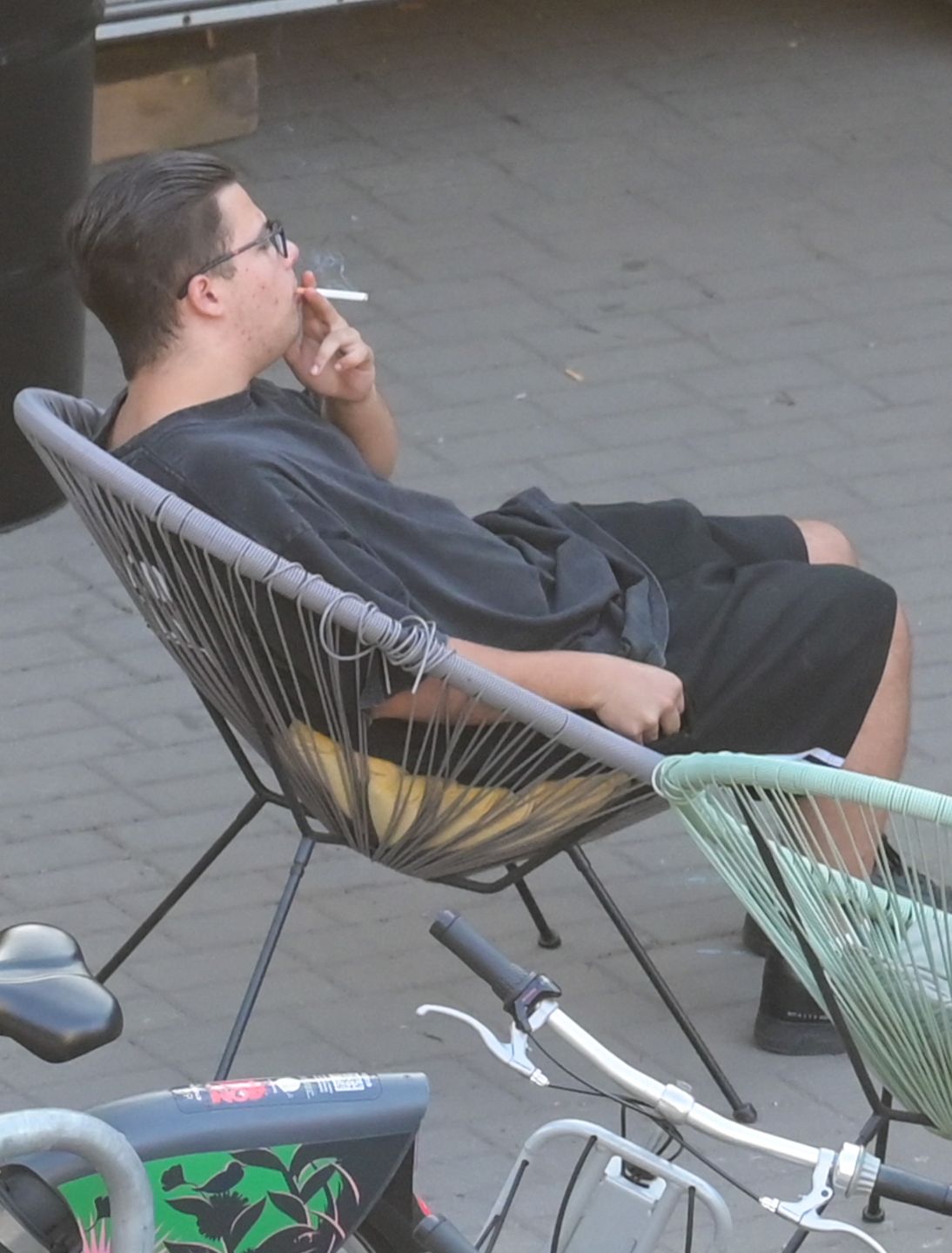 Allan Krupa sprzedaje kiełbaski w food trucku