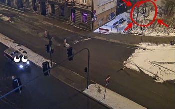 Nie krępowali się. Dwóch mężczyzn przyłapanych. Zdjęcie z Łodzi