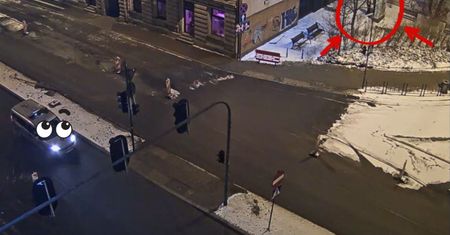 Nie krępowali się. Dwóch mężczyzn przyłapanych. Zdjęcie z Łodzi