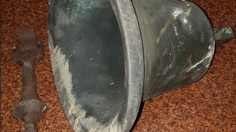 43-latek ukradł kilkudziesięciokilogramowy dzwon z dzwonnicy kościelnej w Białej.