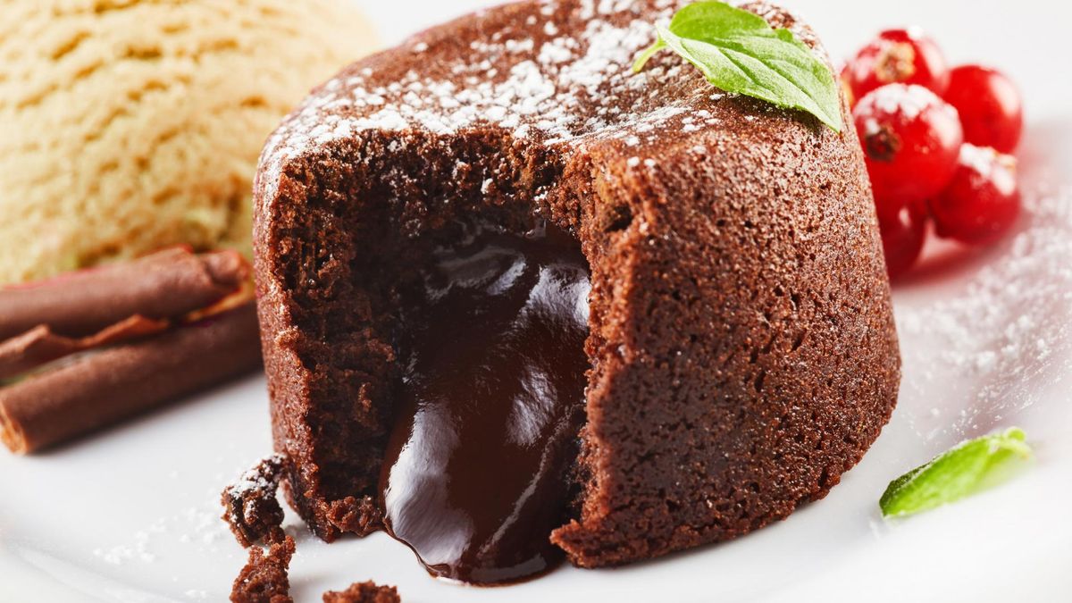 Suflet czekoladowy to popularny, lekki, ale słodki deser, chętnie podawany jesienią oraz zimą, a także po obfitym obiedzie