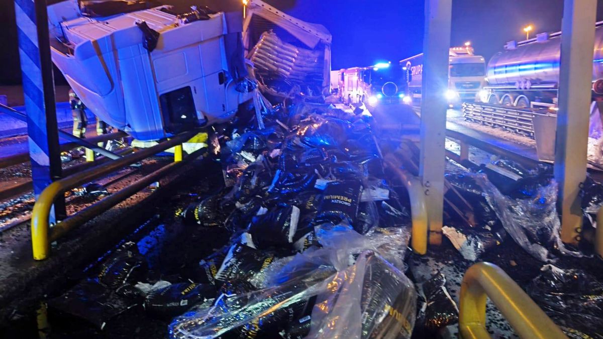 Ciężarówka nie zmieściła się między barierki.