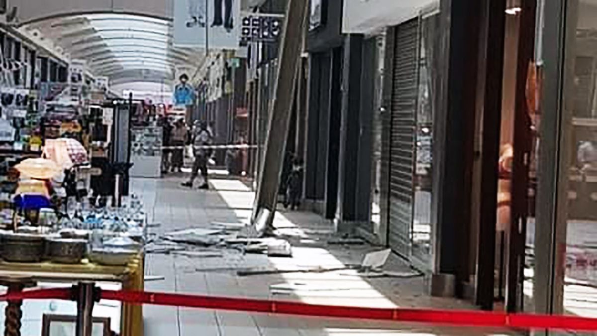 W galerii handlowej M1 w Krakowie oberwał się fragment dachu